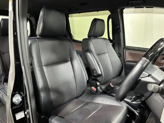 トヨタ エスクァイア ハイブリッド Gi 大阪府 2019(平31)年 5.1万km ブラック 黒革シート　純正９ｉｎｃナビＴＶ　Ｂカメラ　フリップダウンモニター　クルーズコントロール　衝突軽減Ｂ　レーンアシスト　両側パワースライドドア　シートヒーター　ＬＥＤライト　クリアランスソナー　ドラレコ