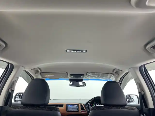 ホンダ ヴェゼル ハイブリッド Z 群馬県 2015(平27)年 8.5万km ホワイトオーキッドパール 純正ナビ　フルセグＴＶ　バックカメラ　シートヒーター　ハーフレザーシート　パドルシフト　電動パーキングブレーキ　クルーズコントロール　衝突被害軽減ブレーキ　ＬＥＤライト　スマートキー　禁煙車