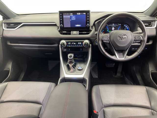 トヨタ ＲＡＶ４ ＰＨＶ ブラックトーン 栃木県 2020(令2)年 1.1万km アティチュードブラックマイカ/ダークブルーマイカメタリック 2トーン 純正ナビ/（Bluetooth/USB/HDMI）/バックカメラ/全方位カメラ/トヨタセーフティセンス/・プリクラッシュセーフティ/・レーントレーシングアシスト/・レーンディパーチャーアラート/・ロードサインアシスト/・レーダークルーズコントロール/・オートマチックハイビーム/・先行車発進アラーム/・プロアクティブドライビングアシスト/・レーンチェンジアシスト/・緊急時操舵支援/コーナーセンサー/ビルトインETC/前後ドライブレコーダー/前席メモリー機能付きパワーシート/前席シートヒーター/前席シートベンチレーション/禁煙車/デジタルインナーミラー/ヘッドアップディスプレイ/LEDヘッドライト/ワイヤレス充電/AC100V電源/充電ケーブルあり/スマートキー/プッシュスタート/ステアリングスイッチ/純正AW/純正フロアマット