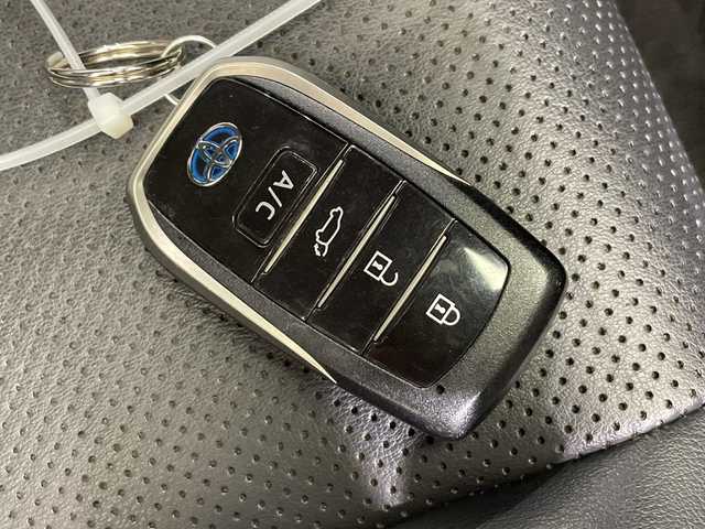 トヨタ ＲＡＶ４ ＰＨＶ ブラックトーン 栃木県 2020(令2)年 1.1万km アティチュードブラックマイカ/ダークブルーマイカメタリック 2トーン 純正ナビ/（Bluetooth/USB/HDMI）/バックカメラ/全方位カメラ/トヨタセーフティセンス/・プリクラッシュセーフティ/・レーントレーシングアシスト/・レーンディパーチャーアラート/・ロードサインアシスト/・レーダークルーズコントロール/・オートマチックハイビーム/・先行車発進アラーム/・プロアクティブドライビングアシスト/・レーンチェンジアシスト/・緊急時操舵支援/コーナーセンサー/ビルトインETC/前後ドライブレコーダー/前席メモリー機能付きパワーシート/前席シートヒーター/前席シートベンチレーション/禁煙車/デジタルインナーミラー/ヘッドアップディスプレイ/LEDヘッドライト/ワイヤレス充電/AC100V電源/充電ケーブルあり/スマートキー/プッシュスタート/ステアリングスイッチ/純正AW/純正フロアマット