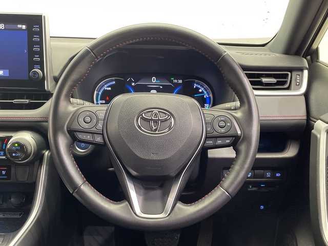 トヨタ ＲＡＶ４ ＰＨＶ ブラックトーン 栃木県 2020(令2)年 1.1万km アティチュードブラックマイカ/ダークブルーマイカメタリック 2トーン 純正ナビ/（Bluetooth/USB/HDMI）/バックカメラ/全方位カメラ/トヨタセーフティセンス/・プリクラッシュセーフティ/・レーントレーシングアシスト/・レーンディパーチャーアラート/・ロードサインアシスト/・レーダークルーズコントロール/・オートマチックハイビーム/・先行車発進アラーム/・プロアクティブドライビングアシスト/・レーンチェンジアシスト/・緊急時操舵支援/コーナーセンサー/ビルトインETC/前後ドライブレコーダー/前席メモリー機能付きパワーシート/前席シートヒーター/前席シートベンチレーション/禁煙車/デジタルインナーミラー/ヘッドアップディスプレイ/LEDヘッドライト/ワイヤレス充電/AC100V電源/充電ケーブルあり/スマートキー/プッシュスタート/ステアリングスイッチ/純正AW/純正フロアマット