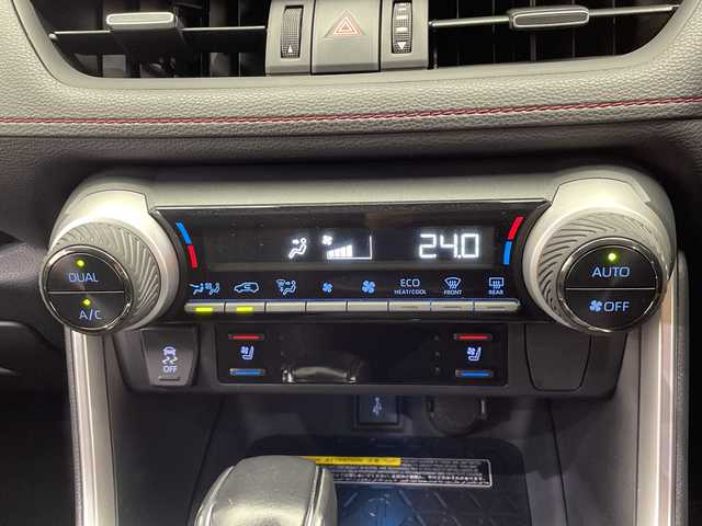 トヨタ ＲＡＶ４ ＰＨＶ ブラックトーン 栃木県 2020(令2)年 1.1万km アティチュードブラックマイカ/ダークブルーマイカメタリック 2トーン 純正ナビ/（Bluetooth/USB/HDMI）/バックカメラ/全方位カメラ/トヨタセーフティセンス/・プリクラッシュセーフティ/・レーントレーシングアシスト/・レーンディパーチャーアラート/・ロードサインアシスト/・レーダークルーズコントロール/・オートマチックハイビーム/・先行車発進アラーム/・プロアクティブドライビングアシスト/・レーンチェンジアシスト/・緊急時操舵支援/コーナーセンサー/ビルトインETC/前後ドライブレコーダー/前席メモリー機能付きパワーシート/前席シートヒーター/前席シートベンチレーション/禁煙車/デジタルインナーミラー/ヘッドアップディスプレイ/LEDヘッドライト/ワイヤレス充電/AC100V電源/充電ケーブルあり/スマートキー/プッシュスタート/ステアリングスイッチ/純正AW/純正フロアマット