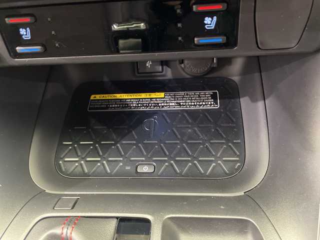 トヨタ ＲＡＶ４ ＰＨＶ ブラックトーン 栃木県 2020(令2)年 1.1万km アティチュードブラックマイカ/ダークブルーマイカメタリック 2トーン 純正ナビ/（Bluetooth/USB/HDMI）/バックカメラ/全方位カメラ/トヨタセーフティセンス/・プリクラッシュセーフティ/・レーントレーシングアシスト/・レーンディパーチャーアラート/・ロードサインアシスト/・レーダークルーズコントロール/・オートマチックハイビーム/・先行車発進アラーム/・プロアクティブドライビングアシスト/・レーンチェンジアシスト/・緊急時操舵支援/コーナーセンサー/ビルトインETC/前後ドライブレコーダー/前席メモリー機能付きパワーシート/前席シートヒーター/前席シートベンチレーション/禁煙車/デジタルインナーミラー/ヘッドアップディスプレイ/LEDヘッドライト/ワイヤレス充電/AC100V電源/充電ケーブルあり/スマートキー/プッシュスタート/ステアリングスイッチ/純正AW/純正フロアマット