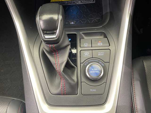 トヨタ ＲＡＶ４ ＰＨＶ ブラックトーン 栃木県 2020(令2)年 1.1万km アティチュードブラックマイカ/ダークブルーマイカメタリック 2トーン 純正ナビ/（Bluetooth/USB/HDMI）/バックカメラ/全方位カメラ/トヨタセーフティセンス/・プリクラッシュセーフティ/・レーントレーシングアシスト/・レーンディパーチャーアラート/・ロードサインアシスト/・レーダークルーズコントロール/・オートマチックハイビーム/・先行車発進アラーム/・プロアクティブドライビングアシスト/・レーンチェンジアシスト/・緊急時操舵支援/コーナーセンサー/ビルトインETC/前後ドライブレコーダー/前席メモリー機能付きパワーシート/前席シートヒーター/前席シートベンチレーション/禁煙車/デジタルインナーミラー/ヘッドアップディスプレイ/LEDヘッドライト/ワイヤレス充電/AC100V電源/充電ケーブルあり/スマートキー/プッシュスタート/ステアリングスイッチ/純正AW/純正フロアマット