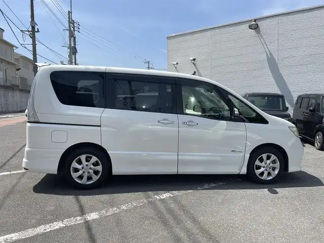 日産 セレナ ハイウェイスター S HV Vセレ 福岡県 2013(平25)年 9.5万km ブリリアントホワイトパール (株)IDOMが運営する【じしゃロン八幡西店】の自社ローン専用車両になります。こちらは現金またはオートローンご利用時の価格です。自社ローンご希望の方は別途その旨お申付け下さい/社外HDDナビ　(AVIC-ZH0007)/【Bluetooth・ワンセグTV・CD・DVD】/バックカメラ/前後ドライブレコーダー　/両側パワースライドドア　/純正アルミホイール/後部座席用モニター　/ＥＴＣ　/クルーズコントロール　/アイドリングストップ　/オートライト　/フォグランプ　