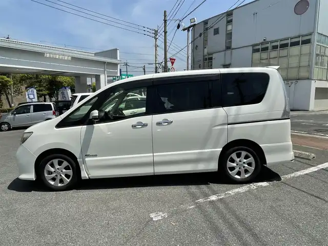 日産 セレナ ハイウェイスター S HV Vセレ 福岡県 2013(平25)年 9.5万km ブリリアントホワイトパール (株)IDOMが運営する【じしゃロン八幡西店】の自社ローン専用車両になります。こちらは現金またはオートローンご利用時の価格です。自社ローンご希望の方は別途その旨お申付け下さい/社外HDDナビ　(AVIC-ZH0007)/【Bluetooth・ワンセグTV・CD・DVD】/バックカメラ/前後ドライブレコーダー　/両側パワースライドドア　/純正アルミホイール/後部座席用モニター　/ＥＴＣ　/クルーズコントロール　/アイドリングストップ　/オートライト　/フォグランプ　