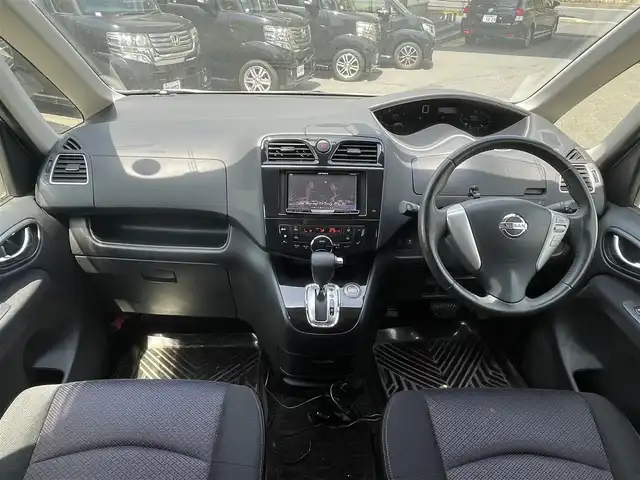 日産 セレナ ハイウェイスター S HV Vセレ 福岡県 2013(平25)年 9.5万km ブリリアントホワイトパール (株)IDOMが運営する【じしゃロン八幡西店】の自社ローン専用車両になります。こちらは現金またはオートローンご利用時の価格です。自社ローンご希望の方は別途その旨お申付け下さい/社外HDDナビ　(AVIC-ZH0007)/【Bluetooth・ワンセグTV・CD・DVD】/バックカメラ/前後ドライブレコーダー　/両側パワースライドドア　/純正アルミホイール/後部座席用モニター　/ＥＴＣ　/クルーズコントロール　/アイドリングストップ　/オートライト　/フォグランプ　