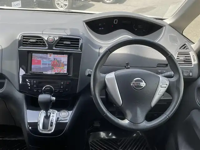 日産 セレナ ハイウェイスター S HV Vセレ 福岡県 2013(平25)年 9.5万km ブリリアントホワイトパール (株)IDOMが運営する【じしゃロン八幡西店】の自社ローン専用車両になります。こちらは現金またはオートローンご利用時の価格です。自社ローンご希望の方は別途その旨お申付け下さい/社外HDDナビ　(AVIC-ZH0007)/【Bluetooth・ワンセグTV・CD・DVD】/バックカメラ/前後ドライブレコーダー　/両側パワースライドドア　/純正アルミホイール/後部座席用モニター　/ＥＴＣ　/クルーズコントロール　/アイドリングストップ　/オートライト　/フォグランプ　