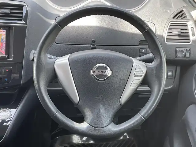 日産 セレナ ハイウェイスター S HV Vセレ 福岡県 2013(平25)年 9.5万km ブリリアントホワイトパール (株)IDOMが運営する【じしゃロン八幡西店】の自社ローン専用車両になります。こちらは現金またはオートローンご利用時の価格です。自社ローンご希望の方は別途その旨お申付け下さい/社外HDDナビ　(AVIC-ZH0007)/【Bluetooth・ワンセグTV・CD・DVD】/バックカメラ/前後ドライブレコーダー　/両側パワースライドドア　/純正アルミホイール/後部座席用モニター　/ＥＴＣ　/クルーズコントロール　/アイドリングストップ　/オートライト　/フォグランプ　
