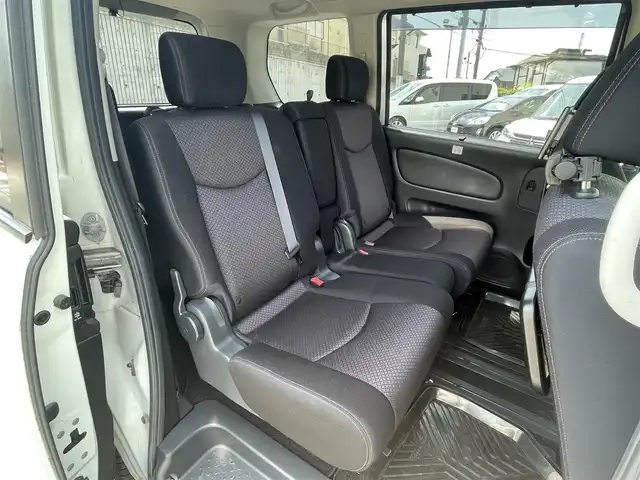 日産 セレナ ハイウェイスター S HV Vセレ 福岡県 2013(平25)年 9.5万km ブリリアントホワイトパール (株)IDOMが運営する【じしゃロン八幡西店】の自社ローン専用車両になります。こちらは現金またはオートローンご利用時の価格です。自社ローンご希望の方は別途その旨お申付け下さい/社外HDDナビ　(AVIC-ZH0007)/【Bluetooth・ワンセグTV・CD・DVD】/バックカメラ/前後ドライブレコーダー　/両側パワースライドドア　/純正アルミホイール/後部座席用モニター　/ＥＴＣ　/クルーズコントロール　/アイドリングストップ　/オートライト　/フォグランプ　