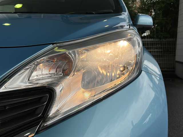 日産 ノート X エマージェンシーブレーキ 京都府 2014(平26)年 4.1万km ソニックブルー 純正ＳＤナビ　/フルセグテレビ　/衝突軽減システム　/車線維持システム　/スマートキー　/ドライブレコーダー　/ＥＴＣ/プッシュスタート　/スタットレスタイヤ　/オートライト　/盗難防止装置/横滑り防止装置/CD/ミュージックプレイヤー接続　/iPod/AUX/Wエアバック/取扱説明書/保証書/記録薄