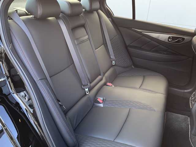 日産 スカイライン 400R 大阪府 2020(令2)年 1.9万km スーパーブラック 全方位カメラ/レーダークルーズコントロール/黒革シート/パドルシフト/シートヒーター/CD/DVD /Bluetooth /フルセグTV /TVキャンセラー/ETC2.0/ドライブレコーダー /純正アルミホイール/衝突軽減システム/横滑り防止装置/オートライト/LEDヘッドライト/ABS