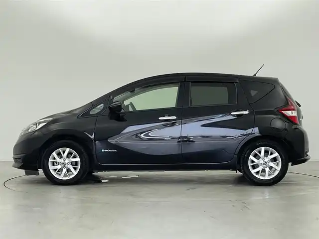 日産 ノート e－パワー X Vセレクション 群馬県 2020(令2)年 6.6万km スーパーブラック 純正ナビ(MM319D-W)/AM/FM/CD/DVD/BT/フルセグ/アラウンドビューモニター/インテリジェントルームミラー/ETC/エマージェンシーブレーキ/車線逸脱警報(LDW)/フロント&バックソナー/踏み間違い衝突防止アシスト/ハイビームアシスト/アイドリングストップ/LEDヘッドライト/スマートキー/プッシュスタート