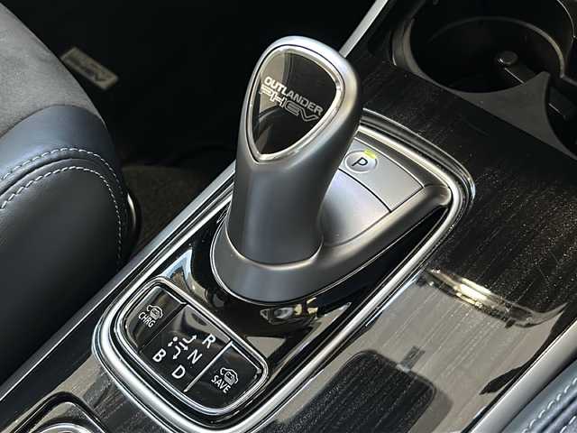 三菱 アウトランダー ＰＨＥＶ G ナビパッケージ 福島県 2018(平30)年 2.2万km チタニウムグレーメタリック 登録時走行距離21/60キロ/ワンオーナー/純正SDナビ/（AM/FM/CD/DVD/BT/フルセグTV）/全周囲モニター/ハーフレザーシート/プリクラッシュ/クリアランスソナー/レーダークルーズコントロール/ブラインドスポットモニター/ステアリングヒーター/シートヒーター/ETC/純正フロアマット/純正AW/充電ケーブル車載