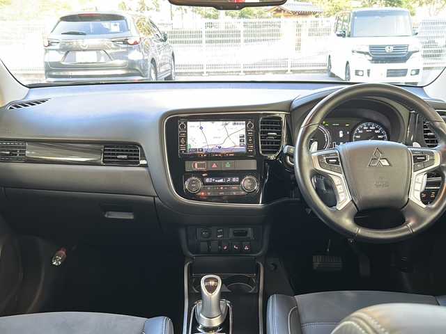 三菱 アウトランダー ＰＨＥＶ G ナビパッケージ 福島県 2018(平30)年 2.2万km チタニウムグレーメタリック 登録時走行距離21/60キロ/ワンオーナー/純正SDナビ/（AM/FM/CD/DVD/BT/フルセグTV）/全周囲モニター/ハーフレザーシート/プリクラッシュ/クリアランスソナー/レーダークルーズコントロール/ブラインドスポットモニター/ステアリングヒーター/シートヒーター/ETC/純正フロアマット/純正AW/充電ケーブル車載