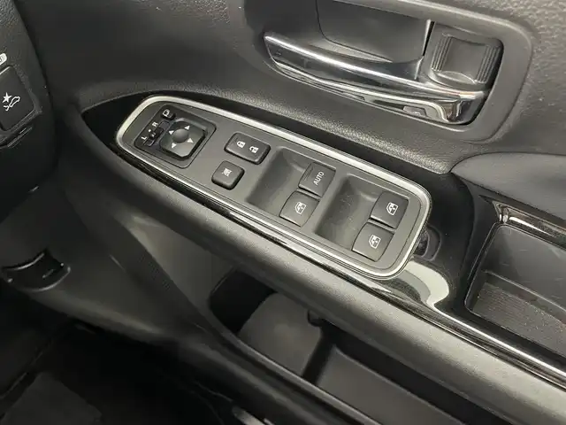 三菱 アウトランダー ＰＨＥＶ G ナビパッケージ 栃木県 2018(平30)年 2.2万km チタニウムグレーメタリック 三菱e-Assist/・衝突被害軽減ブレーキシステム/・誤発進抑制機能(前進時)/・車線逸脱警報システム/・レーダークルーズコントロールシステム/・オートマチックハイビーム/・後側方車両検知警報システム/・レーンチェンジアシスト機能/・後退時車両検知警報システム/ワンオーナー/禁煙車/全方位カメラ/ハーフレザー/シートヒーター/ハンドルヒーター/パワーバックドア/ブラインドスポットモニター/純正ナビ/(CD/DVD/BT/TV/SD)/コーナーセンサー/LEDヘッドライト/フォグライト/オートライト/オートエアコン
