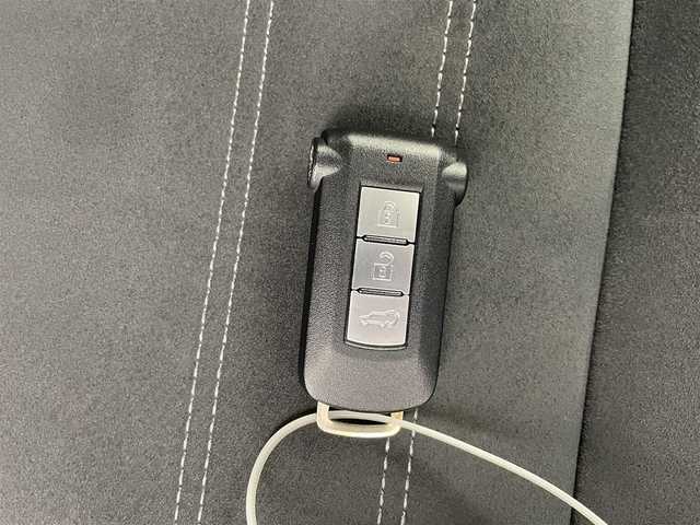 三菱 アウトランダー ＰＨＥＶ G ナビパッケージ 栃木県 2018(平30)年 2.2万km チタニウムグレーメタリック 三菱e-Assist/・衝突被害軽減ブレーキシステム/・誤発進抑制機能(前進時)/・車線逸脱警報システム/・レーダークルーズコントロールシステム/・オートマチックハイビーム/・後側方車両検知警報システム/・レーンチェンジアシスト機能/・後退時車両検知警報システム/ワンオーナー/禁煙車/全方位カメラ/ハーフレザー/シートヒーター/ハンドルヒーター/パドルシフト/パワーバックドア/ブラインドスポットモニター/純正ナビ/(CD/DVD/BT/TV/SD)/ETC/コーナーセンサー/LEDヘッドライト/フォグライト/オートライト/オートエアコン