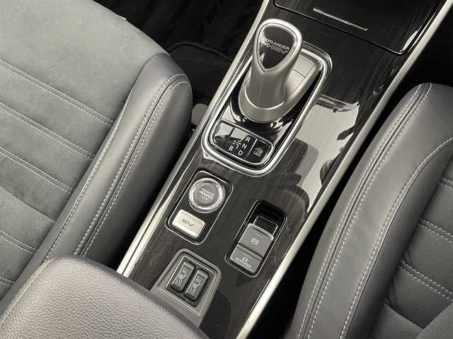 三菱 アウトランダー ＰＨＥＶ G ナビパッケージ 栃木県 2018(平30)年 2.2万km チタニウムグレーメタリック 三菱e-Assist/・衝突被害軽減ブレーキシステム/・誤発進抑制機能(前進時)/・車線逸脱警報システム/・レーダークルーズコントロールシステム/・オートマチックハイビーム/・後側方車両検知警報システム/・レーンチェンジアシスト機能/・後退時車両検知警報システム/ワンオーナー/禁煙車/全方位カメラ/ハーフレザー/シートヒーター/ハンドルヒーター/パドルシフト/パワーバックドア/ブラインドスポットモニター/純正ナビ/(CD/DVD/BT/TV/SD)/ETC/コーナーセンサー/LEDヘッドライト/フォグライト/オートライト/オートエアコン