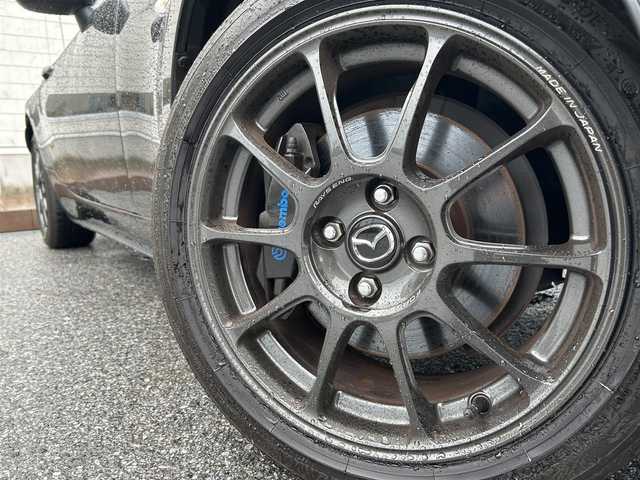 マツダ ロードスター 滋賀県 2023(令5)年 1.5万km グレー ガソリン/2WD(FR)/6速MT/HKSマフラー/RAYS純正ホイール/ブレンボキャリパー/ETC/特別仕様車/レーンアシスト/コーナーセンサー/横滑り防止/プッシュスタート/スマートキー/ステアリングスイッチ/本革巻きステアリング/オートライト/USB/AUX/純正マット/LEDヘッドライト