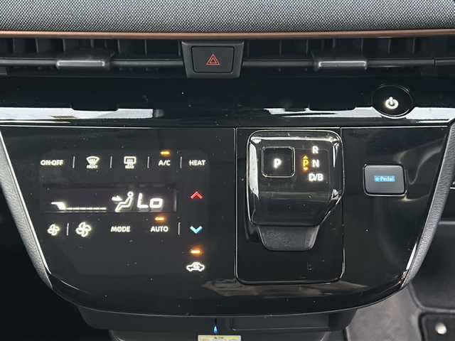 日産 サクラ X 三重県 2023(令5)年 1.7万km ブラック 純正ナビ /バックカメラ /ワイヤレス充電器 /スペアキー /前後ドライブレコーダー /前後コーナーセンサー /レザー調シートカバー /LEDヘッドライト /オートライト /オートホールド /ステアリングスイッチ/純正フロアマット /電動格納ミラー/禁煙車