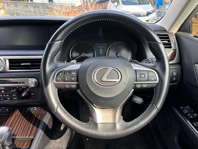 レクサス ＧＳ 300h Iパッケージ 福岡県 2016(平28)年 10.7万km ソニッククォーツ AM/FM/ワンオーナー/純正メーカーオプションナビ/（AM/FM/AUX/Bluetooth/フルセグTV）/衝突被害軽減システム/横滑り防止装置/レーンキープアシスト/パーキングアシスト/先方車発信告知システム/クルーズコントロール（追従あり）/パドルシフト/ハンズフリー/ハンドリングヒーター/ヒートシーター（D/N）/シートクーラー（D/N）/パワーシート（D/N）/オートマチックハイビーム/オートライト/フォグランプ/シートメモリー（D）/ドライブレコーダー（前、後ろ）/純正フロアマット/純正アルミホイール/プッシュスタート/LEDライト/スペアキー×2/保証書/取扱説明書