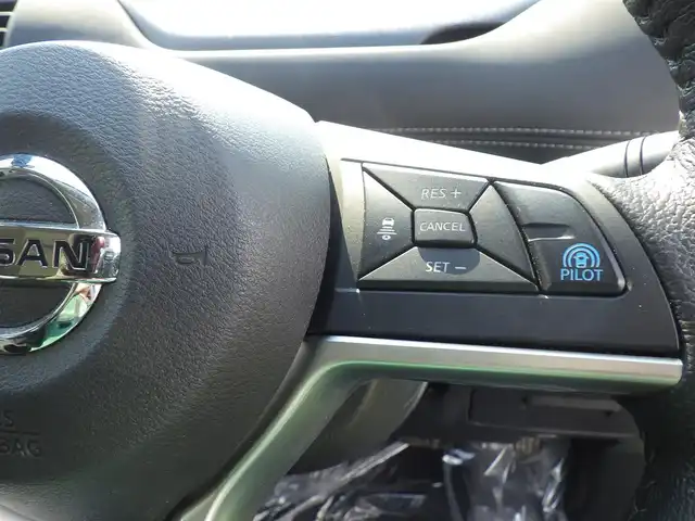 日産 セレナ ハイウェイスター V Vセレクション 千葉県 2017(平29)年 6.3万km ブリリアントホワイトパール エマージェンシーブレーキ/プロパイロット/インテリジェントクルーズコントロール/ハンズフリー両側パワースライドドア/純正SDナビ/地デジTV/【BD/DVD/CD再生機能　Bluetooth接続】/アラウンドビューモニター/フリップダウンモニター/革巻きステアリング/ステアリングスイッチ/ETC/LEDヘッドライト/フォグライト/ウインカーミラー/コーナーセンサー/純正16インチアルミホイル/サイド/カーテンエアバッグ/インテリジェントキー