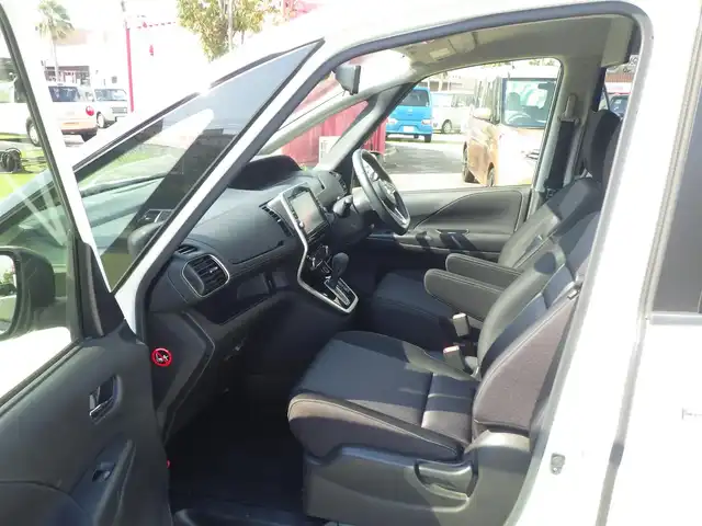 日産 セレナ ハイウェイスター V Vセレクション 千葉県 2017(平29)年 6.3万km ブリリアントホワイトパール エマージェンシーブレーキ/プロパイロット/インテリジェントクルーズコントロール/ハンズフリー両側パワースライドドア/純正SDナビ/地デジTV/【BD/DVD/CD再生機能　Bluetooth接続】/アラウンドビューモニター/フリップダウンモニター/革巻きステアリング/ステアリングスイッチ/ETC/LEDヘッドライト/フォグライト/ウインカーミラー/コーナーセンサー/純正16インチアルミホイル/サイド/カーテンエアバッグ/インテリジェントキー