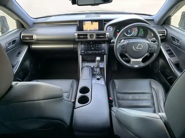 レクサス ＩＳ 300h Fスポーツ 大分県 2014(平26)年 9.5万km スターライトブラックガラスフレーク ・純正ナビ/・フルセグ/・バックカメラ/・純正ビルトインETC2.0/・ステアリングスイッチ/・ブルーレイ視聴可/・プリクラッシュセーフティ/・レーンキープアシスト/・アダプティブクルーズコントロール/・オートライト＆オートハイビーム/・クリアランスソナー/・パドルシフト/・社外前方ドライブレコーダー