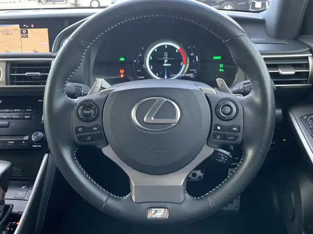 レクサス ＩＳ 300h Fスポーツ 大分県 2014(平26)年 9.5万km スターライトブラックガラスフレーク ・純正ナビ/・フルセグ/・バックカメラ/・純正ビルトインETC2.0/・ステアリングスイッチ/・ブルーレイ視聴可/・プリクラッシュセーフティ/・レーンキープアシスト/・アダプティブクルーズコントロール/・オートライト＆オートハイビーム/・クリアランスソナー/・パドルシフト/・社外前方ドライブレコーダー