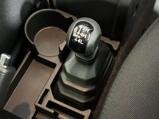 スズキ ジムニー XC 佐賀県 2023(令5)年 0.6万km ジャングルグリーン 純正8インチディーラーオプションナビ/バックカメラ/フルセグテレビTVキット付き/CD/DVD/SD/BT/USB/FM.AM/ナビ連動前後ドライブレコーダー/ETC/パートタイム4WD/ダウンヒルアシストコントロール/スズキレーダーブレーキサポートシステム/レーンキープアシスト/クルーズコントロール/オートハイビーム/オートライト/プッシュスタート/保証書/取扱説明書