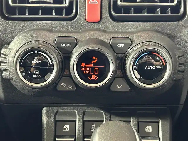 スズキ ジムニー XC 佐賀県 2023(令5)年 0.6万km ジャングルグリーン 純正8インチディーラーオプションナビ/バックカメラ/フルセグテレビTVキット付き/CD/DVD/SD/BT/USB/FM.AM/ナビ連動前後ドライブレコーダー/ETC/パートタイム4WD/ダウンヒルアシストコントロール/スズキレーダーブレーキサポートシステム/レーンキープアシスト/クルーズコントロール/オートハイビーム/オートライト/プッシュスタート/保証書/取扱説明書