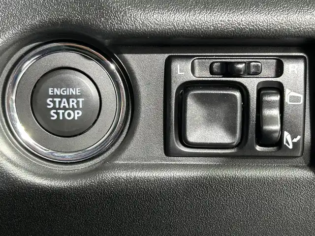 スズキ ジムニー XC 佐賀県 2023(令5)年 0.6万km ジャングルグリーン 純正8インチディーラーオプションナビ/バックカメラ/フルセグテレビTVキット付き/CD/DVD/SD/BT/USB/FM.AM/ナビ連動前後ドライブレコーダー/ETC/パートタイム4WD/ダウンヒルアシストコントロール/スズキレーダーブレーキサポートシステム/レーンキープアシスト/クルーズコントロール/オートハイビーム/オートライト/プッシュスタート/保証書/取扱説明書