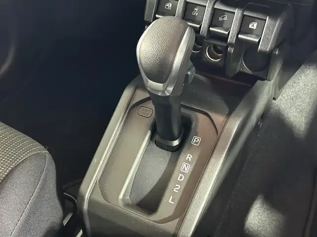 スズキ ジムニー XC 佐賀県 2023(令5)年 0.6万km ジャングルグリーン 純正8インチディーラーオプションナビ/バックカメラ/フルセグテレビTVキット付き/CD/DVD/SD/BT/USB/FM.AM/ナビ連動前後ドライブレコーダー/ETC/パートタイム4WD/ダウンヒルアシストコントロール/スズキレーダーブレーキサポートシステム/レーンキープアシスト/クルーズコントロール/オートハイビーム/オートライト/プッシュスタート/保証書/取扱説明書