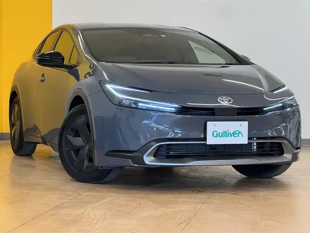 トヨタ プリウス U 群馬県 2023(令5)年 1.9万km グレー トヨタセーフティセンス/・プリクラッシュセーフティ/・オートライトハイビーム/・レーダークルーズコントロール/・ロードサインアシスト/・クリアランスソナー/・レーンキープアシスト/純正8インチナビ/・AM/FM/Bluetooth対応/・AppleCarPlay/AndroidAuto/・フルセグTV/バックカメラ/ビルトインETC2.0/電子パーキング/ブレーキオートホールド/USB入力端子/Type C充電/LEDヘッドライト/前席シートヒーター/100v充電/ヒータードアミラー/純正フロアマット/プッシュスタート/スマートキー