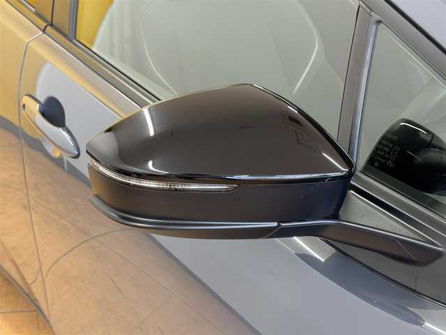 トヨタ プリウス U 群馬県 2023(令5)年 1.9万km グレー トヨタセーフティセンス/・プリクラッシュセーフティ/・オートライトハイビーム/・レーダークルーズコントロール/・ロードサインアシスト/・クリアランスソナー/・レーンキープアシスト/純正8インチナビ/・AM/FM/Bluetooth対応/・AppleCarPlay/AndroidAuto/・フルセグTV/バックカメラ/ビルトインETC2.0/電子パーキング/ブレーキオートホールド/USB入力端子/Type C充電/LEDヘッドライト/前席シートヒーター/100v充電/ヒータードアミラー/純正フロアマット/プッシュスタート/スマートキー
