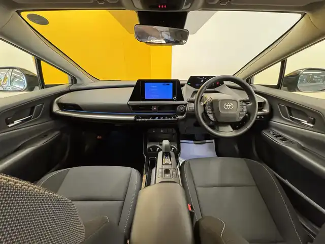 トヨタ プリウス U 群馬県 2023(令5)年 1.9万km グレー トヨタセーフティセンス/・プリクラッシュセーフティ/・オートライトハイビーム/・レーダークルーズコントロール/・ロードサインアシスト/・クリアランスソナー/・レーンキープアシスト/純正8インチナビ/・AM/FM/Bluetooth対応/・AppleCarPlay/AndroidAuto/・フルセグTV/バックカメラ/ビルトインETC2.0/電子パーキング/ブレーキオートホールド/USB入力端子/Type C充電/LEDヘッドライト/前席シートヒーター/100v充電/ヒータードアミラー/純正フロアマット/プッシュスタート/スマートキー