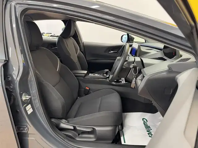 トヨタ プリウス U 群馬県 2023(令5)年 1.9万km グレー トヨタセーフティセンス/・プリクラッシュセーフティ/・オートライトハイビーム/・レーダークルーズコントロール/・ロードサインアシスト/・クリアランスソナー/・レーンキープアシスト/純正8インチナビ/・AM/FM/Bluetooth対応/・AppleCarPlay/AndroidAuto/・フルセグTV/バックカメラ/ビルトインETC2.0/電子パーキング/ブレーキオートホールド/USB入力端子/Type C充電/LEDヘッドライト/前席シートヒーター/100v充電/ヒータードアミラー/純正フロアマット/プッシュスタート/スマートキー