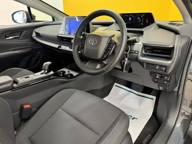 トヨタ プリウス U 群馬県 2023(令5)年 1.9万km グレー トヨタセーフティセンス/・プリクラッシュセーフティ/・オートライトハイビーム/・レーダークルーズコントロール/・ロードサインアシスト/・クリアランスソナー/・レーンキープアシスト/純正8インチナビ/・AM/FM/Bluetooth対応/・AppleCarPlay/AndroidAuto/・フルセグTV/バックカメラ/ビルトインETC2.0/電子パーキング/ブレーキオートホールド/USB入力端子/Type C充電/LEDヘッドライト/前席シートヒーター/100v充電/ヒータードアミラー/純正フロアマット/プッシュスタート/スマートキー