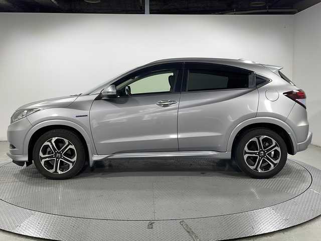 ホンダ ヴェゼル ハイブリッド Z ホンダセンシング 広島県 2017(平29)年 4.1万km ルナシルバーM 禁煙車/純正８型ナビ/バックカメラ/シートヒーター/パワーシート(運転席/助手席)/電動パーキングブレーキ/パドルシフト/レーダークルーズコントロール/ＥＴＣ/ドラレコ/衝突被害軽減システム/レーンキープアシスト/オートライト/フォグランプ/ＬＥＤヘッドライト/チップアップシート/エアバッグ(運転席/助手席/サイド/カーテン)/純正17インチアルミホイール(215/55/R17)