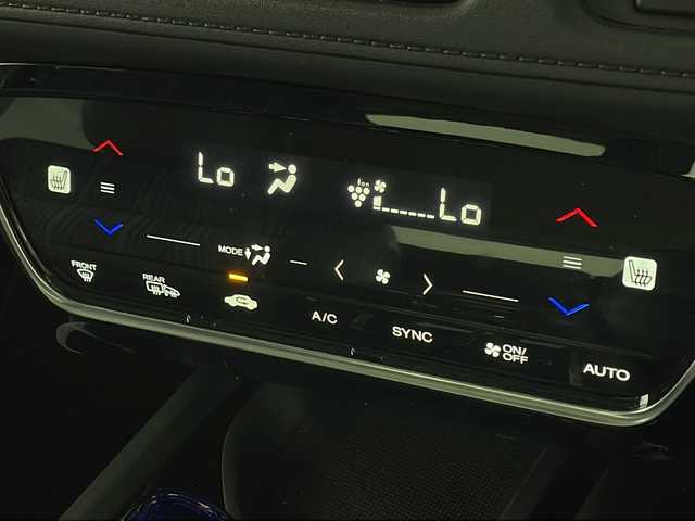 ホンダ ヴェゼル ハイブリッド Z ホンダセンシング 広島県 2017(平29)年 4.1万km ルナシルバーM 禁煙車/純正８型ナビ/バックカメラ/シートヒーター/パワーシート(運転席/助手席)/電動パーキングブレーキ/パドルシフト/レーダークルーズコントロール/ＥＴＣ/ドラレコ/衝突被害軽減システム/レーンキープアシスト/オートライト/フォグランプ/ＬＥＤヘッドライト/チップアップシート/エアバッグ(運転席/助手席/サイド/カーテン)/純正17インチアルミホイール(215/55/R17)