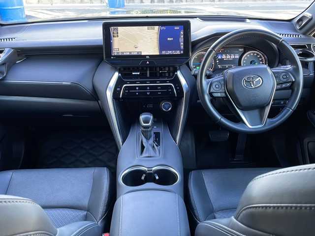 トヨタ ハリアー ハイブリッド Z レザーパッケージ 山口県 2020(令2)年 6.7万km プレシャスブラックパール 純正12.3インチディスプレイオーディオ/・ナビキット/・Bluetooth接続/・フルセグTV/・パノラミックビューモニター/・JBLサウンド/ビルトインETC/Toyota Safety Sense/・プリクラッシュセーフティ/・レーントレーシングアシスト/・アダプティブハイビームシステム/・オートマチックハイビーム/・ロードサインアシスト/・レーダークルーズコントロール/・先行車発進告知機能/・ブラインドスポットモニター/デジタルインナーミラー/USB入力端子/ヘッドアップディスプレイ/ステアリングヒーター/レザーシート/パワーシートD席/N席/シートヒーター/エアシート/パワーバックドア/純正フロアマット/純正19インチアルミホイール/純正LEDヘッドライト/取扱説明書/保証書
