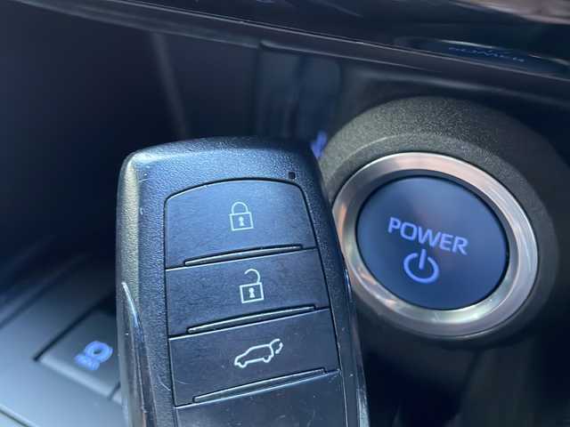 トヨタ ハリアー ハイブリッド Z レザーパッケージ 山口県 2020(令2)年 6.7万km プレシャスブラックパール 純正12.3インチディスプレイオーディオ/・ナビキット/・Bluetooth接続/・フルセグTV/・パノラミックビューモニター/・JBLサウンド/ビルトインETC/Toyota Safety Sense/・プリクラッシュセーフティ/・レーントレーシングアシスト/・アダプティブハイビームシステム/・オートマチックハイビーム/・ロードサインアシスト/・レーダークルーズコントロール/・先行車発進告知機能/・ブラインドスポットモニター/デジタルインナーミラー/USB入力端子/ヘッドアップディスプレイ/ステアリングヒーター/レザーシート/パワーシートD席/N席/シートヒーター/エアシート/パワーバックドア/純正フロアマット/純正19インチアルミホイール/純正LEDヘッドライト/取扱説明書/保証書
