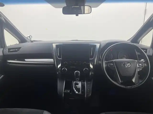 トヨタ アルファード S タイプゴールド 茨城県 2020(令2)年 5.6万km ホワイトパールクリスタルシャイン 純正ディスプレイオーディオ/・AM/FM/CD/DVD/Bluetooth/・フルセグテレビ/フリップダウンモニター/バックカメラ/ビルトインETC2.0/ドライブレコーダー/レーダークルーズコントロール/衝突軽減ブレーキ/レーンキープアシスト/横滑り防止装置/盗難防止装置/電動パーキングブレーキ/両側パワースライド/前後コーナーセンサー/LEDヘッドライト/オートマチックハイビーム/オートライト/ダブルオートエアコン/プッシュスタートボタン/ステアリングリモコン/革巻きステアリング/純正18インチアルミホイール/12V充電器/USBジャック/純正フロアマット/ドアバイザー/保証書