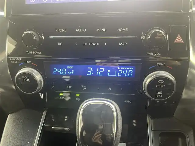 トヨタ アルファード S タイプゴールド 茨城県 2020(令2)年 5.6万km ホワイトパールクリスタルシャイン 純正ディスプレイオーディオ/・AM/FM/CD/DVD/Bluetooth/・フルセグテレビ/フリップダウンモニター/バックカメラ/ビルトインETC2.0/ドライブレコーダー/レーダークルーズコントロール/衝突軽減ブレーキ/レーンキープアシスト/横滑り防止装置/盗難防止装置/電動パーキングブレーキ/両側パワースライド/前後コーナーセンサー/LEDヘッドライト/オートマチックハイビーム/オートライト/ダブルオートエアコン/プッシュスタートボタン/ステアリングリモコン/革巻きステアリング/純正18インチアルミホイール/12V充電器/USBジャック/純正フロアマット/ドアバイザー/保証書