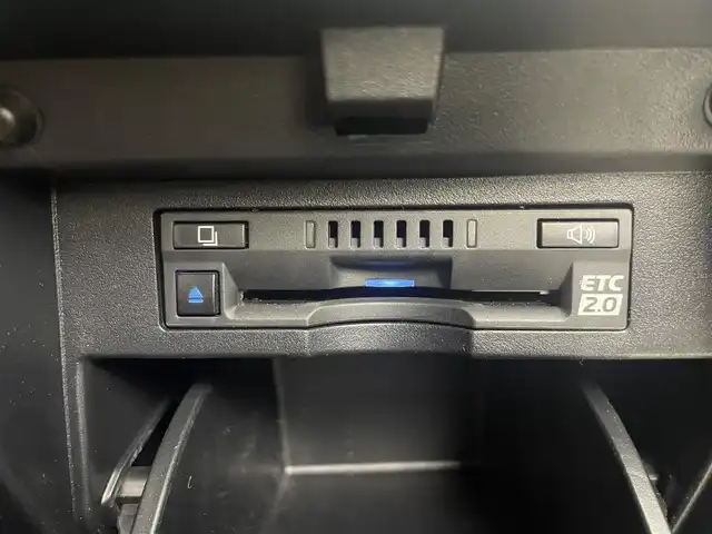 トヨタ アルファード S タイプゴールド 茨城県 2020(令2)年 5.6万km ホワイトパールクリスタルシャイン 純正ディスプレイオーディオ/・AM/FM/CD/DVD/Bluetooth/・フルセグテレビ/フリップダウンモニター/バックカメラ/ビルトインETC2.0/ドライブレコーダー/レーダークルーズコントロール/衝突軽減ブレーキ/レーンキープアシスト/横滑り防止装置/盗難防止装置/電動パーキングブレーキ/両側パワースライド/前後コーナーセンサー/LEDヘッドライト/オートマチックハイビーム/オートライト/ダブルオートエアコン/プッシュスタートボタン/ステアリングリモコン/革巻きステアリング/純正18インチアルミホイール/12V充電器/USBジャック/純正フロアマット/ドアバイザー/保証書