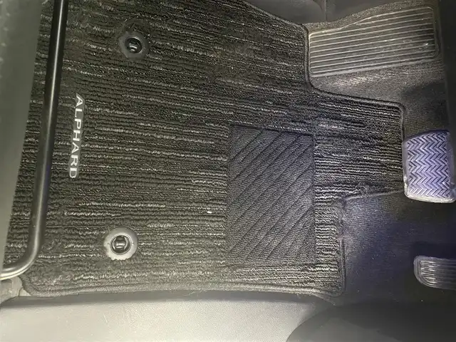 トヨタ アルファード S タイプゴールド 茨城県 2020(令2)年 5.6万km ホワイトパールクリスタルシャイン 純正ディスプレイオーディオ/・AM/FM/CD/DVD/Bluetooth/・フルセグテレビ/フリップダウンモニター/バックカメラ/ビルトインETC2.0/ドライブレコーダー/レーダークルーズコントロール/衝突軽減ブレーキ/レーンキープアシスト/横滑り防止装置/盗難防止装置/電動パーキングブレーキ/両側パワースライド/前後コーナーセンサー/LEDヘッドライト/オートマチックハイビーム/オートライト/ダブルオートエアコン/プッシュスタートボタン/ステアリングリモコン/革巻きステアリング/純正18インチアルミホイール/12V充電器/USBジャック/純正フロアマット/ドアバイザー/保証書