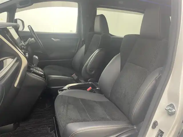 トヨタ アルファード S タイプゴールド 茨城県 2020(令2)年 5.6万km ホワイトパールクリスタルシャイン 純正ディスプレイオーディオ/・AM/FM/CD/DVD/Bluetooth/・フルセグテレビ/フリップダウンモニター/バックカメラ/ビルトインETC2.0/ドライブレコーダー/レーダークルーズコントロール/衝突軽減ブレーキ/レーンキープアシスト/横滑り防止装置/盗難防止装置/電動パーキングブレーキ/両側パワースライド/前後コーナーセンサー/LEDヘッドライト/オートマチックハイビーム/オートライト/ダブルオートエアコン/プッシュスタートボタン/ステアリングリモコン/革巻きステアリング/純正18インチアルミホイール/12V充電器/USBジャック/純正フロアマット/ドアバイザー/保証書