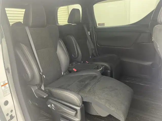 トヨタ アルファード S タイプゴールド 茨城県 2020(令2)年 5.6万km ホワイトパールクリスタルシャイン 純正ディスプレイオーディオ/・AM/FM/CD/DVD/Bluetooth/・フルセグテレビ/フリップダウンモニター/バックカメラ/ビルトインETC2.0/ドライブレコーダー/レーダークルーズコントロール/衝突軽減ブレーキ/レーンキープアシスト/横滑り防止装置/盗難防止装置/電動パーキングブレーキ/両側パワースライド/前後コーナーセンサー/LEDヘッドライト/オートマチックハイビーム/オートライト/ダブルオートエアコン/プッシュスタートボタン/ステアリングリモコン/革巻きステアリング/純正18インチアルミホイール/12V充電器/USBジャック/純正フロアマット/ドアバイザー/保証書