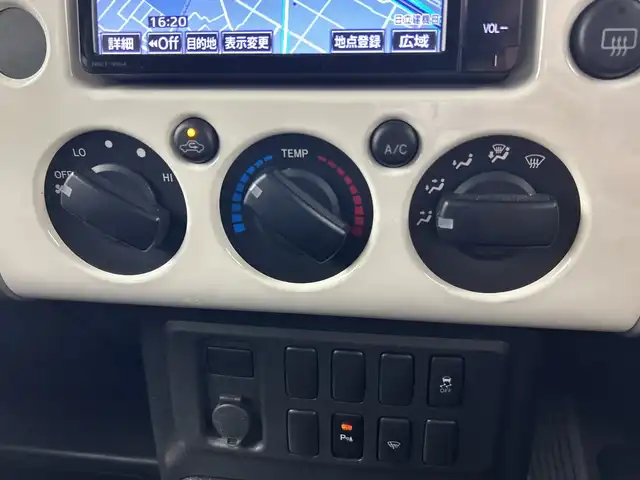 トヨタ ＦＪクルーザー 三重県 2014(平26)年 5.3万km ホワイト /純正ナビ//フルセグ/CD/Bluetooth//バックカメラ//ETC//ステアリングスイッチ//ＯＰサイドステップ//コーナーセンサー//リモコンキー//ライトレベライザー//フロアマット
