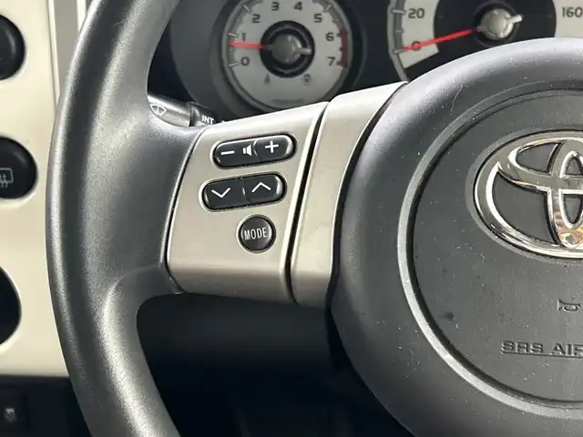 トヨタ ＦＪクルーザー 三重県 2014(平26)年 5.3万km ホワイト /純正ナビ//フルセグ/CD/Bluetooth//バックカメラ//ETC//ステアリングスイッチ//ＯＰサイドステップ//コーナーセンサー//リモコンキー//ライトレベライザー//フロアマット